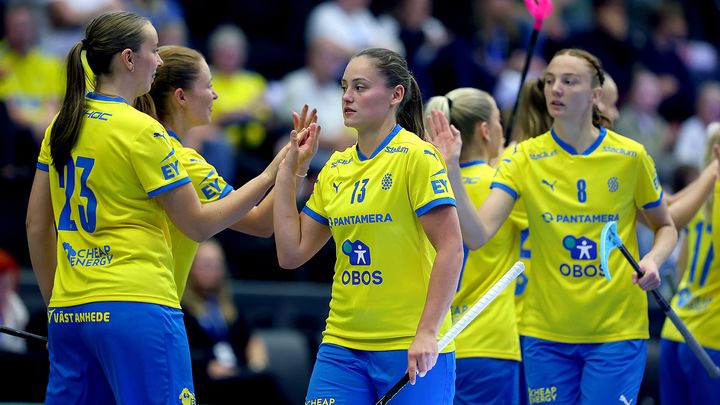 Ellen Lundin, Wilma Johansson och Ellen Rasmussen high-fivear efter ett svenskt mål.