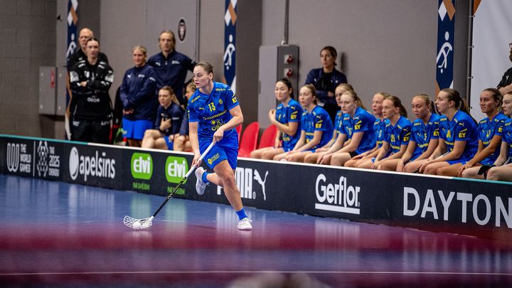 Wilma Johansson driver bollen framför Sveriges bänk i VM-kvalmatchen mot Norge.