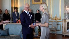 Anna Wijk tar emot medaljen av Hans Kungliga Majestät Carl XVI Gustaf.