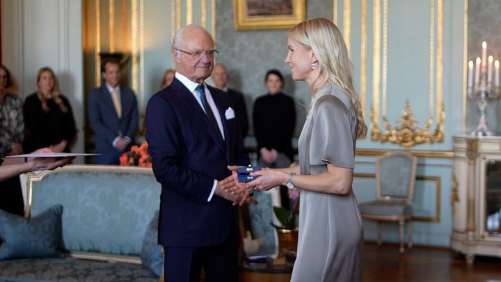 Anna Wijk tar emot medaljen av Hans Kungliga Majestät Carl XVI Gustaf.