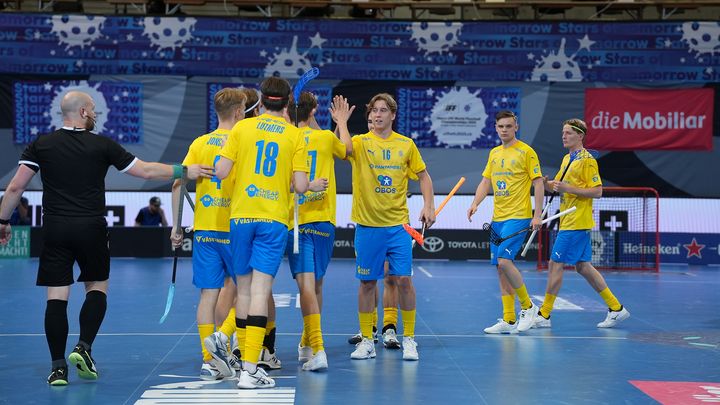 Sverige firar ett av sina fem mot mål Schweiz.