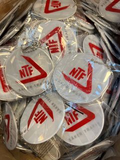 reflexer med loggan för NTF tryckt på.