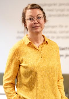 Pressbild på Johanna Larsson, utredare på Jämställdhetsmyndigheten