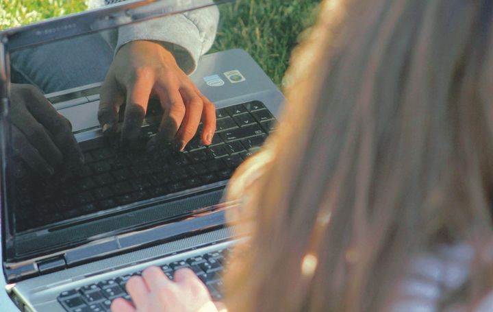 Person som skriver på sin laptop. Foto: Unsplash