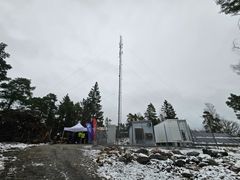 Basstationen i Roslagen med tillhörande solpaneler, bränsleceller och vätgaslager.