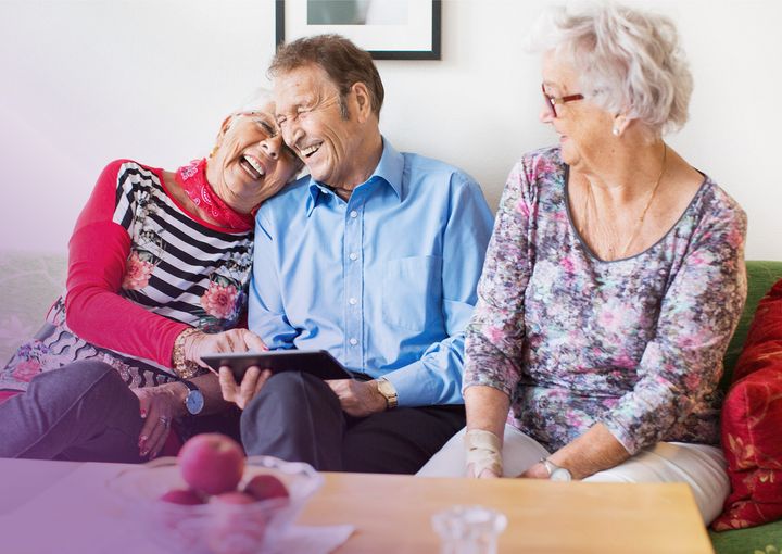 Tre äldre personer i en soffa.