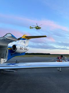 Helikopter och ambulansflyg i samarbete. Foto: Daniel Hägg