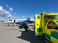 Vid kritiska tillstånd följer någon av Sveriges regioners specialteam patienten från avdelning till avdelning. Här är ambulansflygplan och besättning redo för att lyfta med specialteamet och utrustning för att hämta en kritiskt sjuk patient.