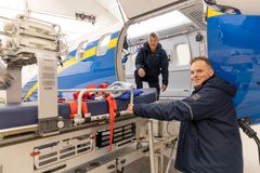 På bilden: Ola Karlsson (M), styrelseordförande, Svenskt Ambulansflyg och Daniel Hägg, kapten, Svenskt Ambulansflyg.
En elektrisk bårlyft är fast monterad i flygplanet i den stora cargodörren. Den aktuella båren kan lyfta patienter på upp till 170 kg, vilket är en unik vikt för ambulansflyg. På några minuter lyfts båren ombord i flygplanet. Ingen behöver utföra ett lyftmoment, vilket medför en extra hög patientsäkerhet och god arbetsmiljö. Specialteamens bårar lyfts ombord med all utrustning kopplad till båren och ingenting behöver lyftas separat.