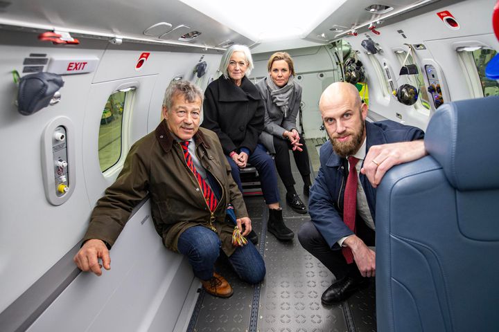 Fyra personer i kabinen på ett ambulansflygplan