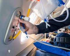 Flygplanets kabin är utrustad likt sjukhusets intensivvårdssal med syrga, luft och vakuum infällt i paneler.