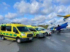 Effektiv samtransport när tre vägambulanser från tre olika sjukhus lämnar varsin patient för transport med samma flygplan.