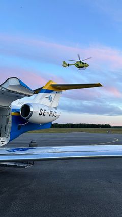 Svenskt Ambulansflyg är en del i ett system av flera transportslag. Ofta utför vägambulans transport från sjukhus till flygplats, men när det är bråttom eller långa avstånd, kan även helikopter ansluta för omlastning till flygplan.