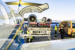 Intensivvårdsbår lastas ombord för att hämta en patient någonstans i Sverige för transport till en vård vid en specialistklinik.