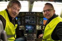 Ola Karlsson (M) har medverkat i att ta emot många besök. Här på Arlanda-basen i cockpit tillsammans med Björn Eriksson, generaldirektör för Socialstyrelsen, vinter 2025.