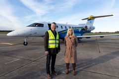Många regioner väntade på att se det moderna ambulansflygplanen tas i drift. Här är Ola Karlsson (M) i Kalmar hösten 2021 och möte med dåvarande socialminister Lena Hallengren (S).
