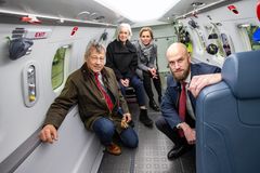 Hösten 2023. Ola Karlsson (M) styrelseordförande för Svenskt Ambulansflyg, Acko Ankarberg, sjukvårdsminister (KD), Anna Alm Andersson, förbundsdirektör, Svenskt Ambulansflyg och Karl-Oskar Bohlin (M), minister för civilt försvar.