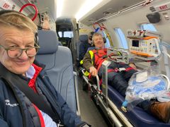 Det blev ett antal resor och då har Ola Karlsson (M) gärna prövat den bekväma båren. Här tillsammans med Anders Sylvan, dåvarande förbundsdirektör, hösten 2021.