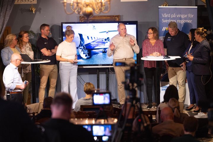 Lars-Olof Björkqvist förbundsdirektör, Svensk Luftambulans, Malin Sjölander (M) styrelseledamot, Svenskt Ambulansflyg regionråd, Region Kalmar län, Anna-Lena Danielsson (S) ordförande direktionen, Svensk Luftambulans regionråd, Region Västerbotten, Johan Thunberg med. rådgivare, MD PhD, Svenskt Ambulansflyg, Ulrika Sundquist företräder NSPL, regiondirektör, Region Norrbotten, Göran Karlström MLA, beredskapsöverläkare, Region Värmland ledamot Intensivvårdsregistret, Helén Pettersson (S) riksdagsledamot, ledamot i Försvarsutskottet och MSB insynsråd, Ola Strangeways AM, Accountable Manager, ansvarig flygverksamhet, Svenskt Ambulansflyg, Taha Alexandersson beredskapschef, Socialstyrelsen, Anna Alm Andersson förbundsdirektör, Svenskt Ambulansflyg.