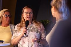 Från vänster: Malin Sjölander (M) styrelseledamot, Svenskt Ambulansflyg, regionråd, Region Kalmar län och Anna-Lena Danielsson (S), ordförande direktionen, Svensk Luftambulans och regionråd, Region Västerbotten.