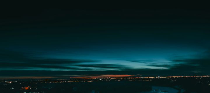 En vacker vy av en stadssilhuett vid solnedgång.