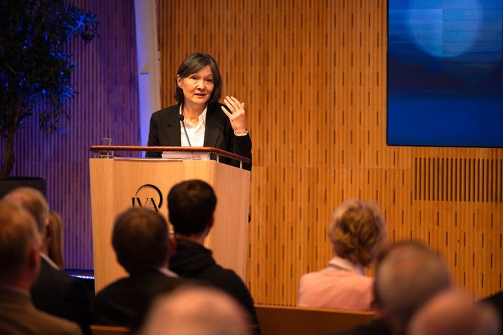 Sylvia Schwaag Serger på IVAs seminarium om framtidens försvarsforskning. På seminariet diskuterades hur svensk försvarsforskning kan bli den avgörande kraften för att trygga vår nationella säkerhet och samtidigt stärka NATO:s kollektiva försvar?