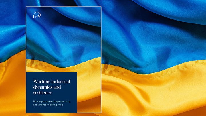 Ukrainas blå och gula flagga med texten "Wartime industrial dynamics and resilience: How to promote entrepreneurship and innovation during crisis" infogad över flaggan.