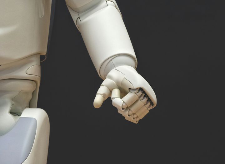 Robotarm i närbild mot mörk bakgrund.