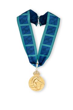 "En guldmedalj hängande i ett blått och grönt band med bokstäverna 'IVA'. Medaljen har en kunglig krona ovanför."