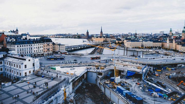 En vy över en stad med vägar och byggnader, under konstruktion.