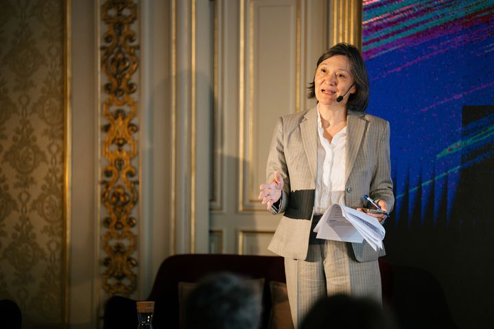 Sylvia Schwaag Serger, vd för IVA, talar inför publik.