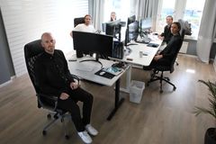 Den gemensamma redaktionen för Nu Täby och Nu Österåker består av Joel Andreasson, reporter, Dina Haglund, reporter, REbecka Axerup, reporter, Rikard Bäckman, chefredaktör och Åke Holmberg, reporter. Foto: Andreas Tagg.