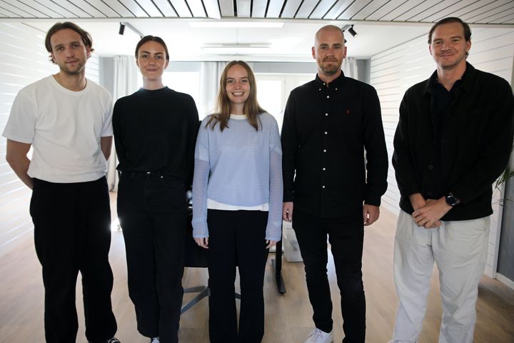 Den gemensamma redaktionen för Nu Täby och Nu Österåker består av Joel Andreasson, reporter, Dina Haglund, reporter, REbecka Axerup, reporter, Rikard Bäckman, chefredaktör och Åke Holmberg, reporter. Foto: Andreas Tagg.
