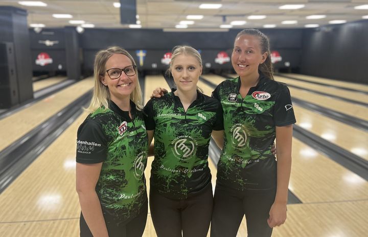 BK Femtionians trio som är toppseedade till stegfinalen i damernas SM i 3-manna i bowling. Fr.v. Cajsa Wegner, Ottilia Gunnarsson och Jenny Wegner.