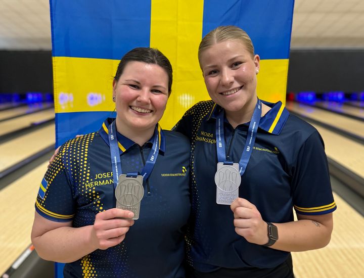 Josefin Hermansson och Nora Johansson tar EM-silver i dubbel.