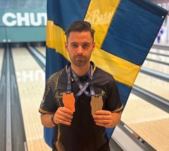 Adam Andersson med båda medaljerna runt halsen.