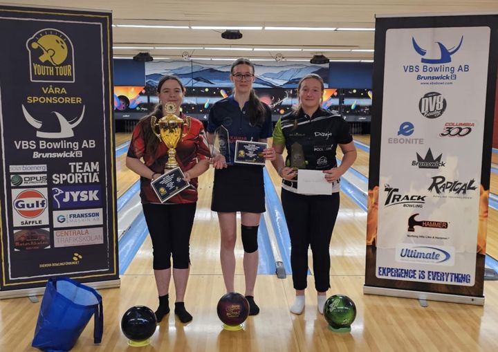 Sandra Lundgren, BK Högland, vann igår barometerfinalen i Swedish Youth Tour. I finalen besegrade hon Anelia Andersson, BK Cahoot.  Saga Johansson, BS Hässle, kom på tredje plats.