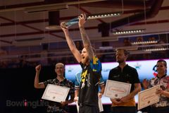 Jesper Svensson lyfter pokalen vid Storm Lucky Larsen Masters. Det var hans 12:e PBA-titel.