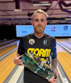 Jesper Svensson med pokalen vid Storm Lucky Larsen Masters i Helsingborg. Det var hans 12:e PBA-titel.