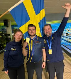 Robin Ilhammar tillsammans med assisterande förbundskapten Moa Ekström och förbundskapten Robert Andersson.