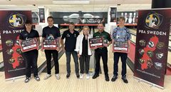 Topp-4 i PBA Badger Stockholm Open 2025. Med segercheckar från vänster, fyra IKW/Köping BKs Carl Eklund, trea BK Full House Tim Stampe samt vinnaren Karl Wahlgren, IS Göta och tvåan Anton Andersson, IS Göta.