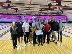 Rasmus Edvall tillsammans med flera av klubbkompisarna i IS Göta.