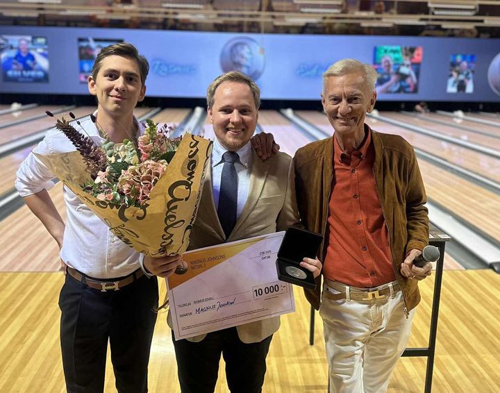 Rasmus Edvall fick igår ta emot Magnus Johnsons medalj i Helsingborg.