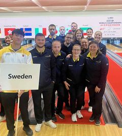 Svenska laget vid invigningen.