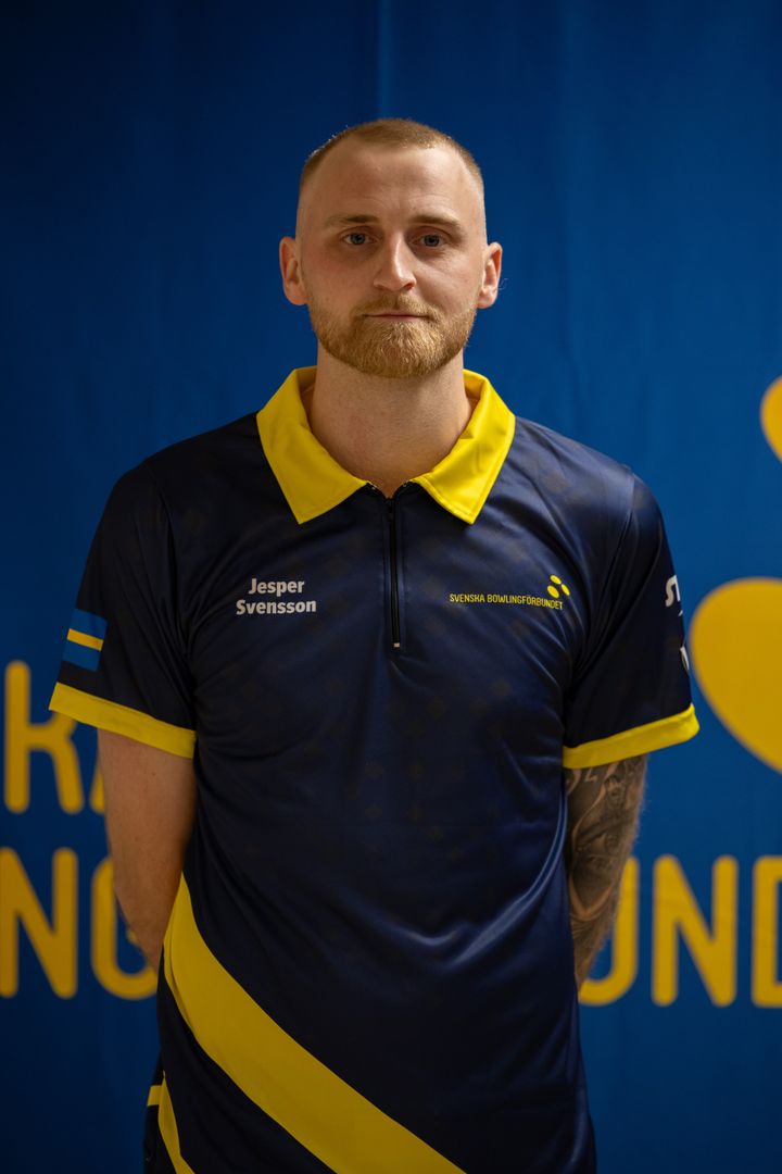 Jesper Svensson storspelade när bowling-VM inleddes i Hongkong på tisdagen och vann det första kvalsteget i Singelklassen.