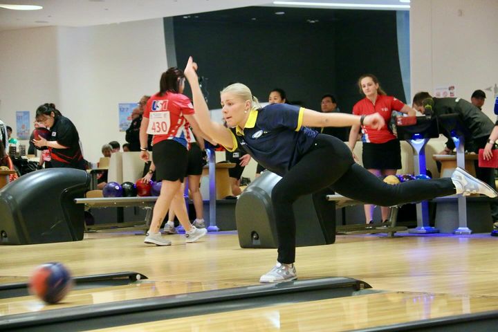 Nora Johansson blev tvåa i damernas singelkval i VM. Fyra svenska spelare är vidare till torsdagens matchspel.