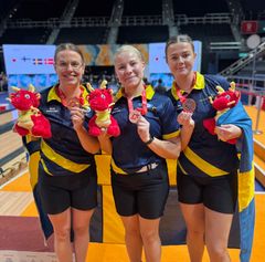 Anna Andersson, Nora Johansson och Hanna Engberg tog brons i 3-manna.