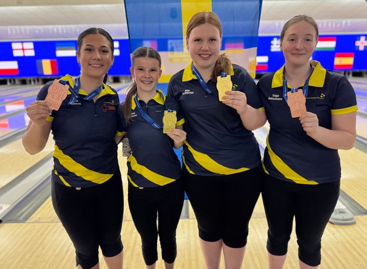 Svenska succén fortsätter vid junior-EM i bowling. Lova Nilsson/Elin Bergqvist vann guld i dubbel och Elissa Mehmet/Saga Johansson tog brons.