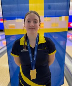 Saga Johansson med guldmedaljen i All Event. Johansson har vunnit tre guld hittills i mästerskapet.