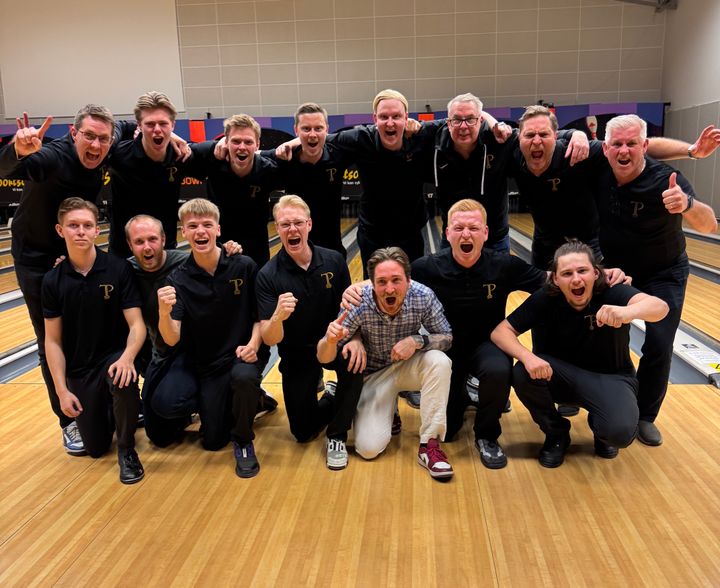 Jubel i Pergamon efter att ha tagit hem grundserien i elitserien. I SM-slutspelet får de sällskap av Alingsås, Team Clan och Full House.